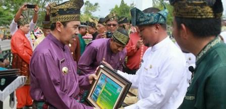 Dorong Semangat Pelayanan, Bupati Siak Serahkan Piagam Penghargaan Camat Terbaik